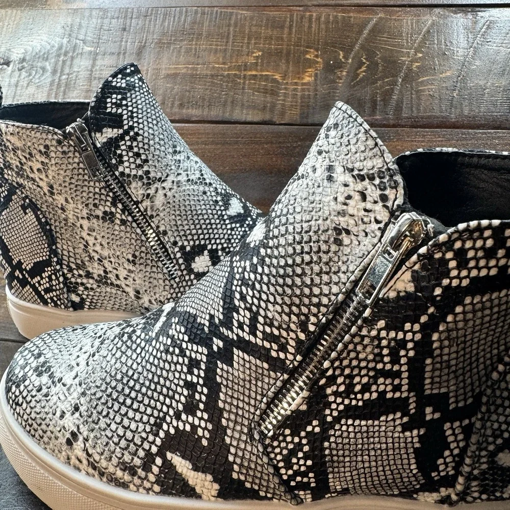 Nature Breeze Snake Print‎  Sneaker Hidden Wedge Booties Women's Size 9